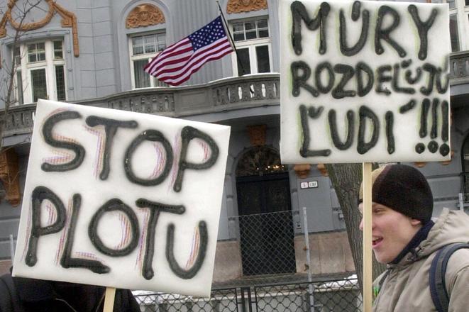 Approximately 50 citizens gathered on Bratislava’s Hviezdoslav Square on 28 February 2004 to protest against plans to construct a three-metre-high iron fence around the US Embassy.