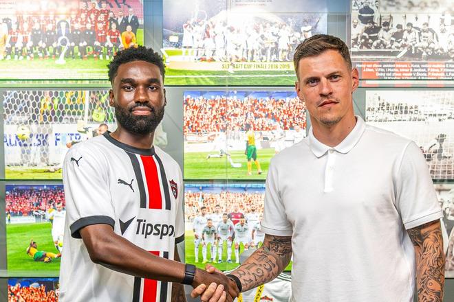 Nová posila Trnavy Patrick Emeka Nwadike a športový riaditeľ Martin Škrtel.