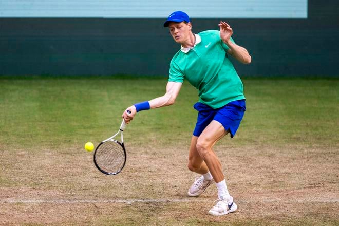 Jannik Sinner odvracia úder Alexandra Bublika v osemfinále turnaja v Halle.