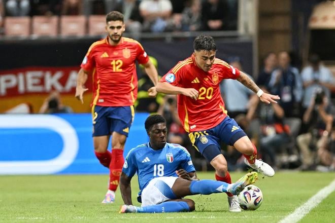 Španiel vyzvú vo štvrťfinále Anglicko. Na snímke zľava Andrés García (Španielsko), hráč Issa Doumbia (Taliansko) a Alberto Moleiro (Španielsko)