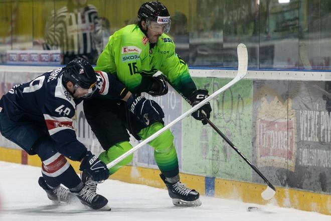 Brenden Miller (vpravo) a Samuel Takáč v s=uboji o puk.