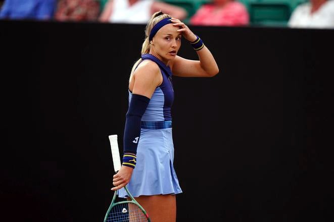 Slovenská tenistka Rebecca Šramková vo štvrťfinále ženskej dvojhry proti Linde Noskovej z Česka na trávnatom turnaji WTA v Nottinghame.