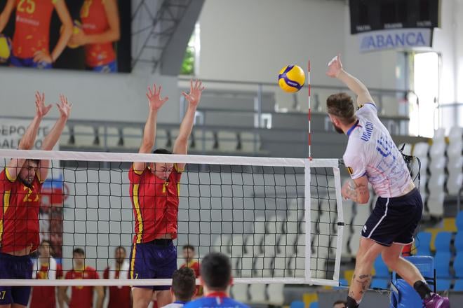Univerzál Adrián Vančo útočí proti dvojbloku Španielom, ktorí nakoniec zápas v domácom prostredí v Lugu otočili z 1:2 na 3:2.