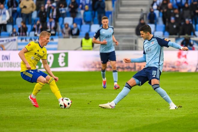 Zľava Lukáš Šimko (Zemplín) a Marko Tolić (Slovan).