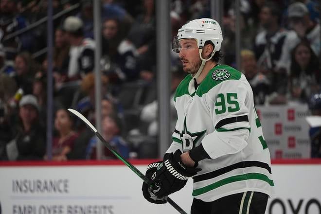 Na archívnej snímke z 1. mája 2025 v Denveri center Matt Duchene z Dallasu Stars v Denveri.
