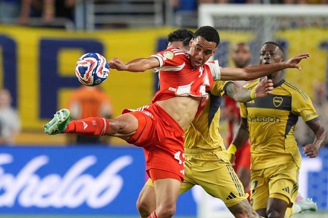 Futbalista Bayernu Jamal Musiala (v popredí) a hráč z tímu Boca Juniors Lautaro Di Lollo (v pozadí).