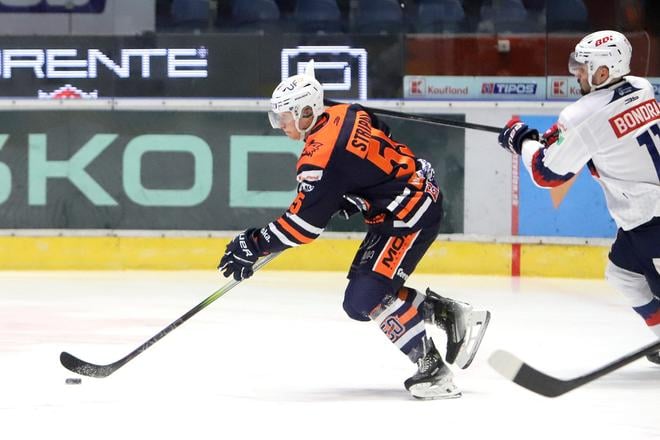 Zľava Adam Stripai (Michalovce) a Radovan Bondra (Zvolen).