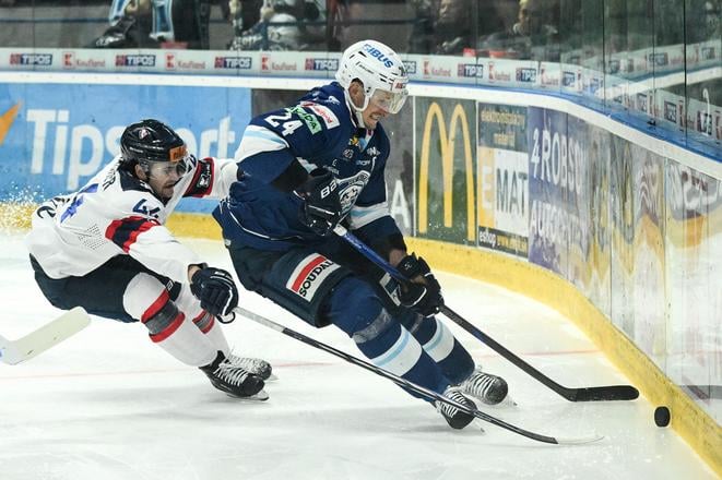 Zľava Mitchell Hoelscher (Slovan) a Branislav Mezei (Nitra).