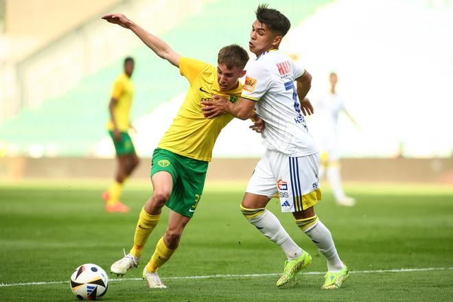 Zľava Mário Sauer (Žilina) a Galymžan Kenžebek (Košice) bojujú o loptu v dohrávke 5. kola nadstavbovej časti futbalovej Niké ligy v skupine o titul MŠK Žilina - FC Košice.