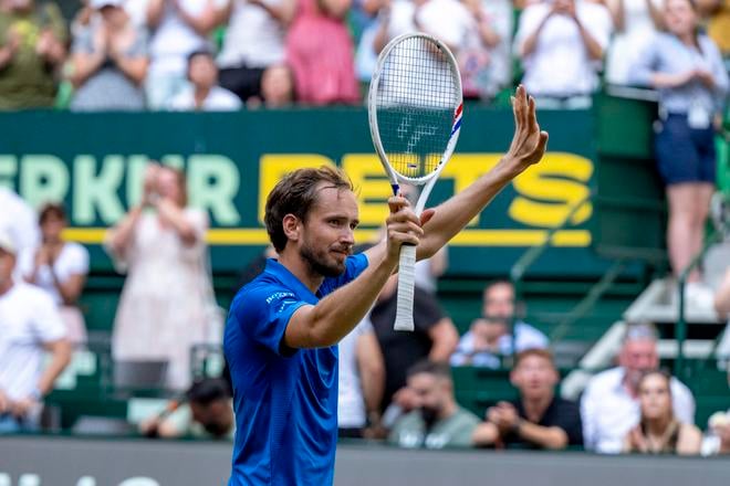 Rus Daniil Medvedev oslavuje triumf nad Nemcom Zverevom.