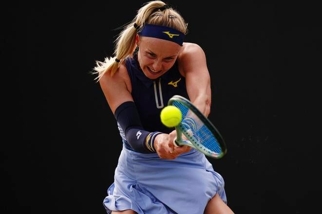 Rebecca Šramková počas semifinále na nottinghamskej tráve.