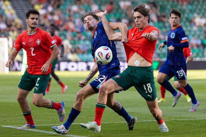 Vpopredí zľava Rodrigo Pinheiro (Portugalsko), Luciano Valente (Holandsko) a Gustavo Sá (Portugalsko) bojujú o loptu počas zápasu štvrťfinále Portugalsko - Holandsko na ME hráčov do 21 rokov v Žiline.