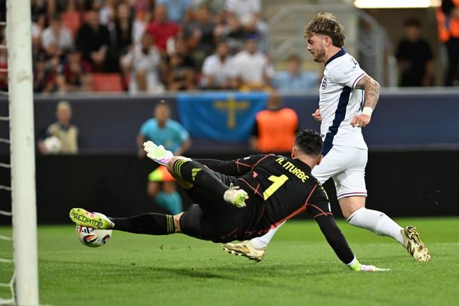 Harvey Elliott strieľa gól na 2:0 v súboji so Španielskom. Na snímke aj brankár Španielska Alejandro Iturbe.