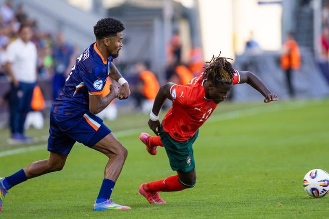 Geovany Quenda (Portugalsko) a Ian Maatsen (Holandsko) bojujú o loptu počas zápasu štvrťfinále Portugalsko - Holandsko na majstrovstvách Európy hráčov do 21 rokov v Žiline v sobotu 21. júna 2025. 