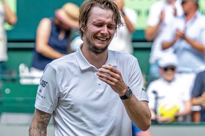 Alexander Bublik  a jeho reakcia na triumf na turnaji ATP v Halle.