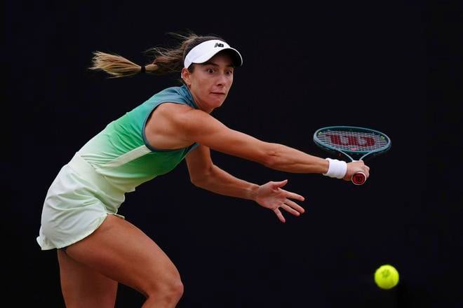 Americká tenistka McCartney Kesslerová odvracia úder Ukrajinke Dajane Jastremskej vo finále dvojhry na trávnatom turnaji WTA v Nottinghame.