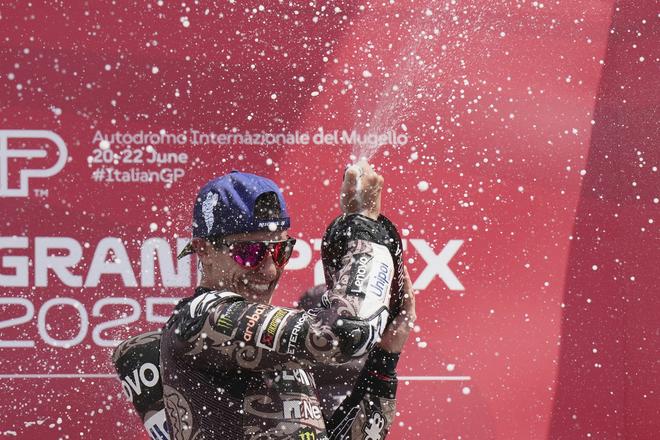 Španielsky motocyklista Marc Márquez na Ducati oslavuje na pódiu so šampanským po jeho víťazstve pretekov Veľkej ceny Talianska seriálu MS cestných motocyklov v triede MotoGP.
