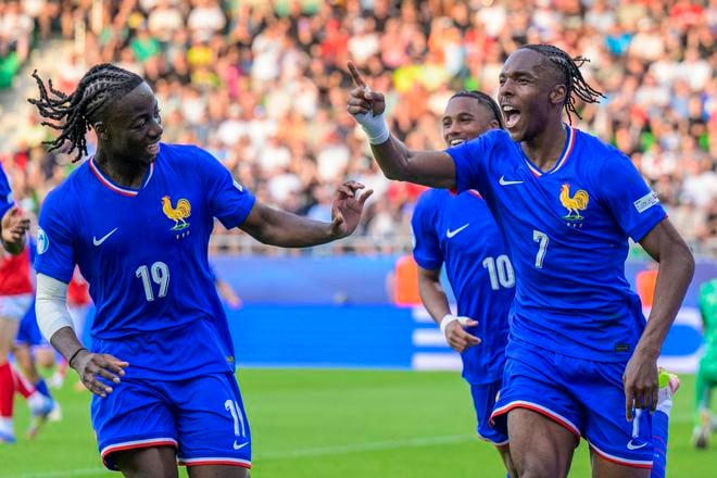 Na snímke zľava Ismaël Doukoure, Mathys Tel (Francúzsko) sa tešia z tretieho gólu počas zápasu štvrťfinále Dánsko - Francúzsko na majstrovstvách Európy hráčov do 21 rokov v Prešove.