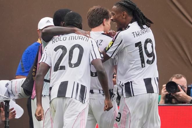 Hráči Juventusu oslavujú po góle v zápase G-skupiny Juventus Turín - Wydad Casablanca na MS klubo.