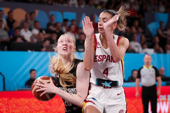 Na snímke basketbalistka Španielska Mariona Ortizová (vpravo) a hráčka Nemecka Frieda Bühnerová bojujú o loptu v zápase základnej D-skupiny Španielsko - Nemecko.