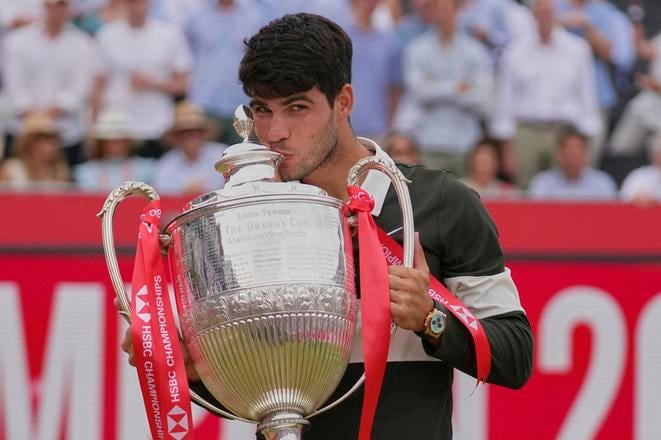 Španielsky tenista Carlos Alcaraz bozkáva trofej po jeho výhre nad Čechom Jiřím Lehečkom vo finále dvojhry trávnatého tenisového turnaja ATP Queen´s v Londýne.
