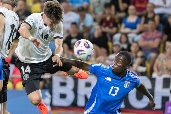 Na snímke zľava Tim Oermann (Nemecko) a Michael Kayode (Taliansko) počas zápasu štvrťfinále Nemecko - Taliansko na majstrovstvách Európy hráčov do 21 rokov.