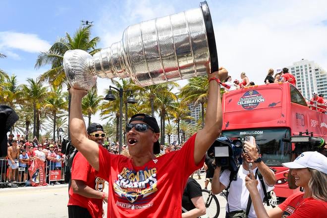 Brad Marchand drží nad hlavou Stanley Cup počas osláv s fanúšikmi Floridy.