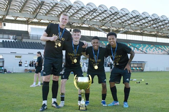 Baníku Prievidza pomohli k postupu do tretej ligy aj legionári: zľava Poliak Krzystof Mašlanka, Ukrajinec Vasil Subotenko a brazílske duo Wesley da Silva - Joao Morais.