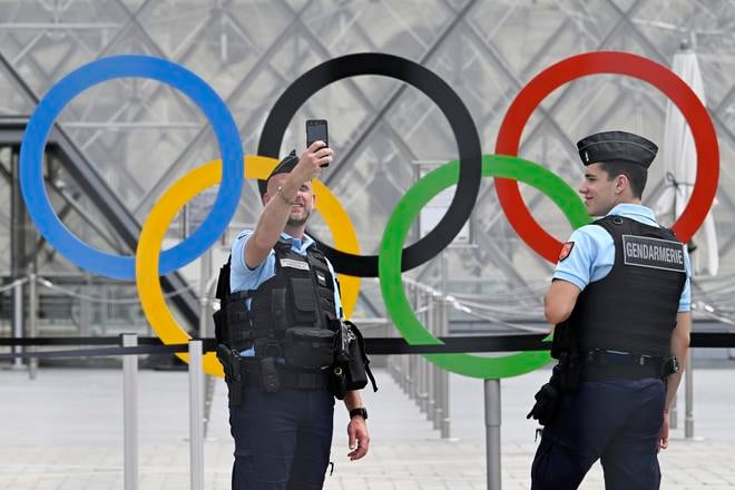 Polícia hliadkuje v múzeu v Louvri pred otváracím ceremoniálom počas letných olympijských hier 2024 v Paríži.
