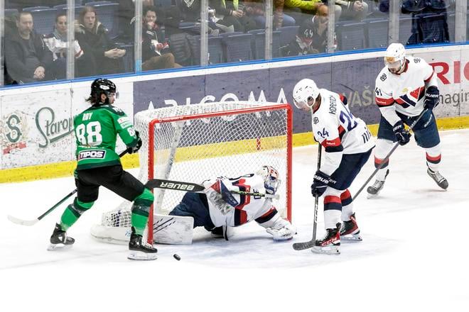 Marc-Olivier Roy (vľavo) v drese Nových Zámkov v zápase proti Slovanu Bratislava.