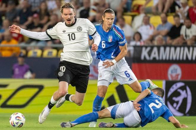 Nick Woltemade bránený talianskymi obrancami Danielem Ghilardim (6) a Mattiom Zanottim (2).