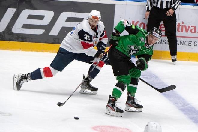 Peter Šišovský (vpravo) v drese Nových Zámkov.