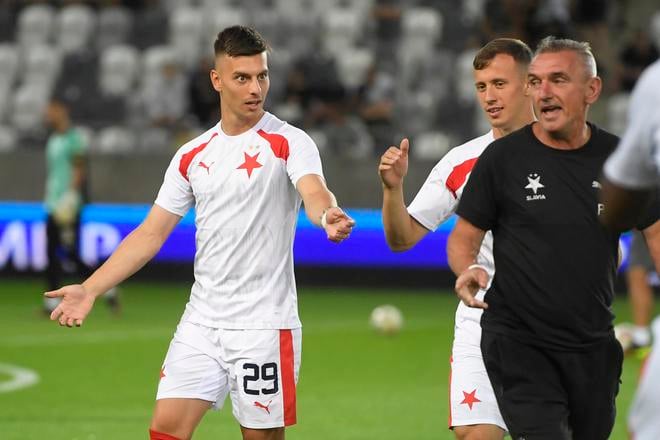 Michal Tomič (vľavo) v drese Slavie Praha.