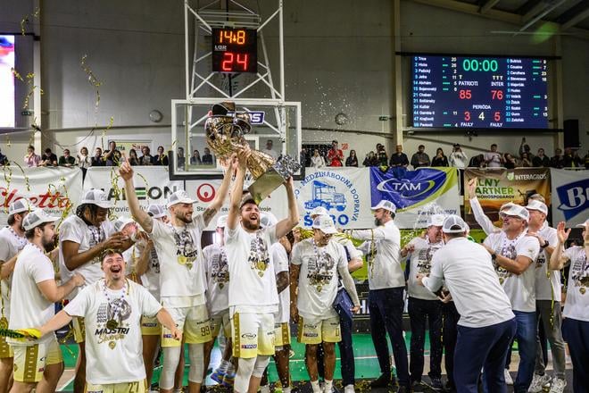 Basketbalisti Patriotov Levice oslavujú majstrovský titul v sezóne 2024/2025.