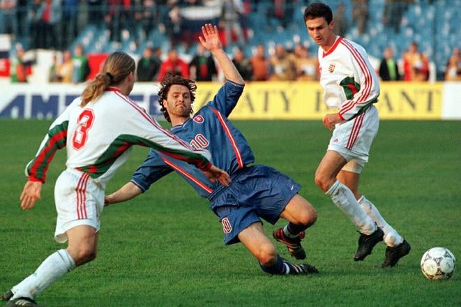 V marci 1999 nastúpil Peter Dubovský (v strede) v kvalifikačnom zápase na Euro 2000 proti Maďarsku.