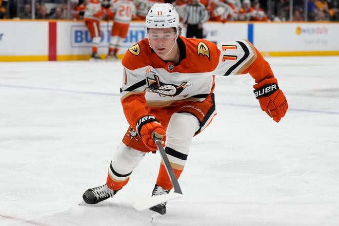 Trevor Zegras v drese Anaheimu Ducks.