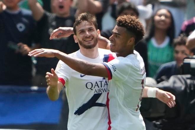 Na snímke hráč PSG Chviča Kvaracchelija (vľavo) sa raduje po strelení gólu v zápase na MS klubov FIFA Seattle Sounders - Paríž St. Germain.