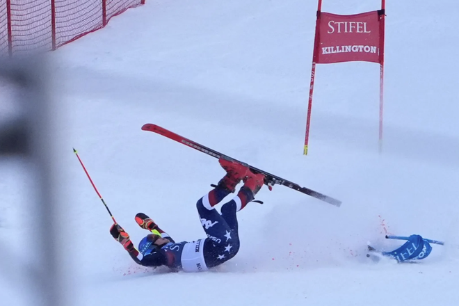 Mikaela Shiffrinová padá v obrovskom slalome v Killingtone 2024.