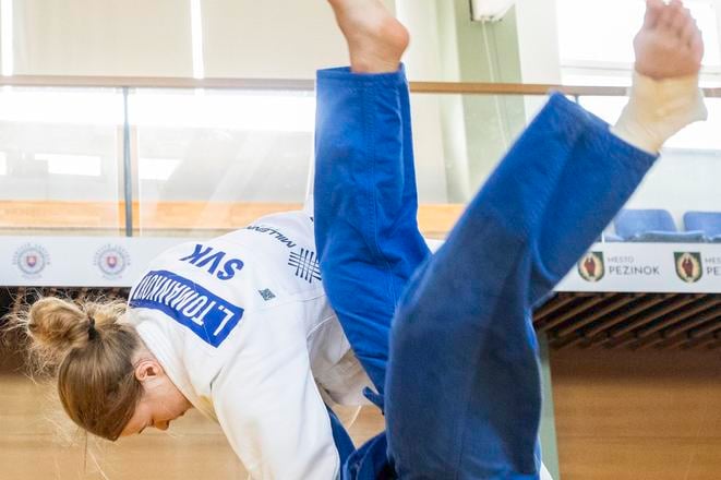 Na snímke juniorské reprezentantky Slovenska v džude, vpravo zlatá medailistka z Poznane Patrícia Tománková a vľavo zlatá medailistka z portugalského mesta Portimao Lenka Tománková 23. júna 2025 v Pezinku. FOTO TASR - Martin Baumann