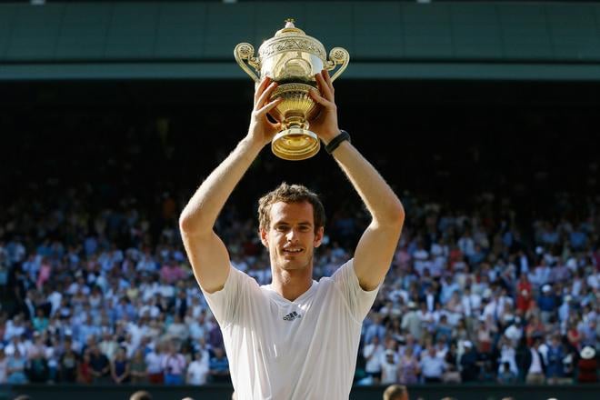 Andy Murray s wimbledonskou trofejou v júli 2013.
