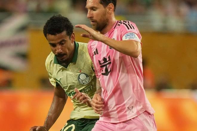 Lionel Messi (vpravo) bojuje o loptu s Lucasom Evangelistom z Palmeirasu.