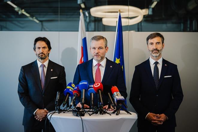 Президент Словаччини Петер Пеллегріні, міністр закордонних справ Юрай Бланар та міністр оборони Роберт Каліняк