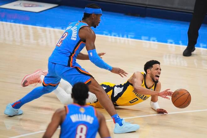 Hráč Indiany Pacers Tyrese Haliburton (0) padá na palubovku po tom, ako sa zranil v 7. zápase finále play off zámorskej basketbalovej NBA.