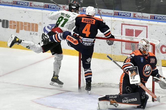Zľava Gregor Maliňák (Nové Zámky), Marek Hudec a brankár Vladimír Glosár (obaja Michalovce) v predohrávke 46. kola Tipos extraligy HK Dukla Ingema Michalovce - HC Nové Zámky v Michalovciach v utorok 11. februára 2025.