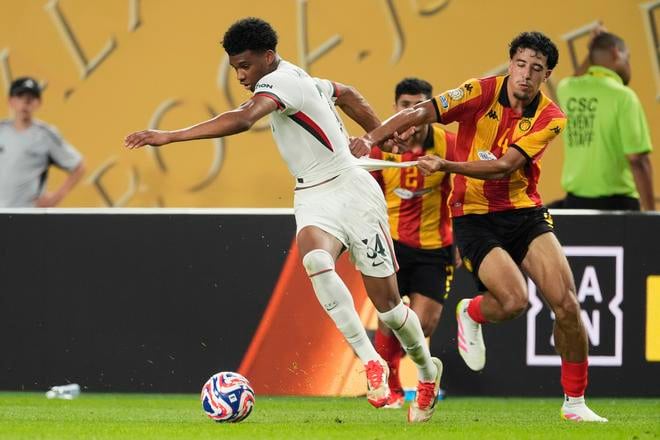 Mohamed Wael Derbali  z tímu Esperance de Tunis ťahá za tričko hráča Chelsea's Josha Acheamponga. Zo stretnutia MS klubov vo Philadelphii Esperance de Tunis - Chelsea 0:3.
