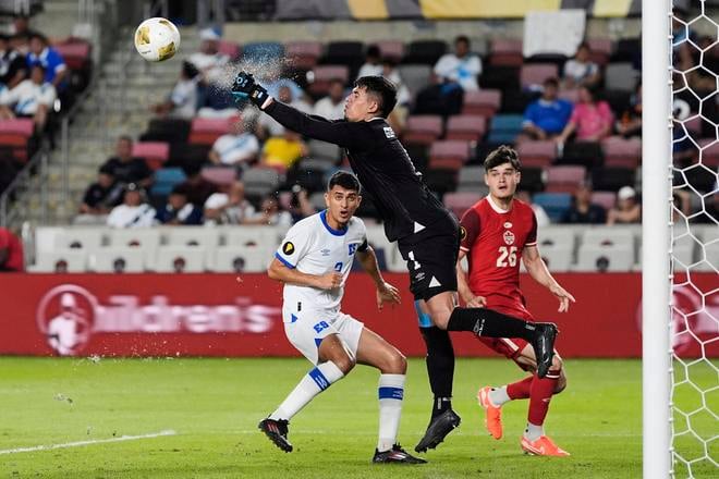Brankár Salvadoru Mario Gonzalez likviduje strelu Kanady. Zo stretnutia CONCACAF Gold Cupu v Houstone Kanada - Salvador.