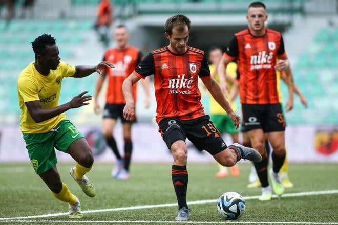 Zľava Henry Addo (Žilina) a Štefan Gerec (Ružomberok) bojujú o loptu v zápase 1. kola futbalovej Niké ligy MŠK Žilina - MFK Ružomberok v Žiline v nedeľu 30. júla 2023. 