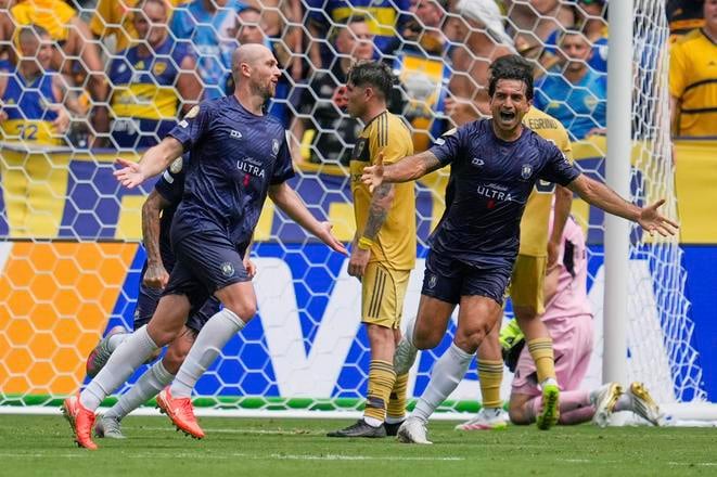 Christian Gray (vľavo) strelil proti Boce Juniors vyrovnávajúci gól Aucklandu City.