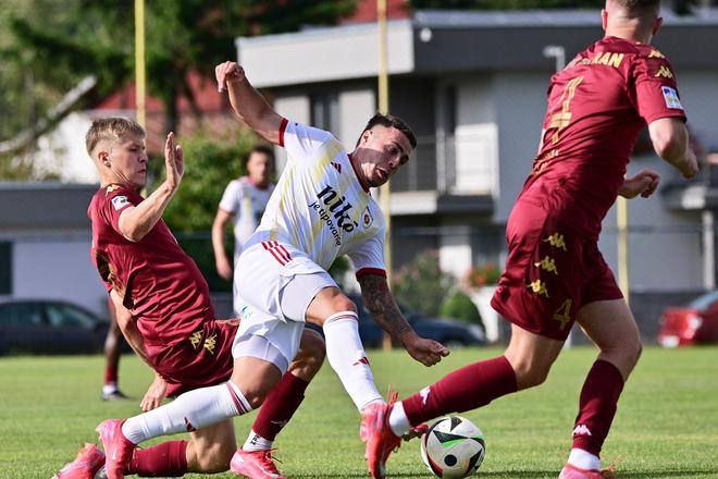 Ružomberčan Adrián Slávik (v strede) v obkolesení futbalistov Liptovského Mikuláša