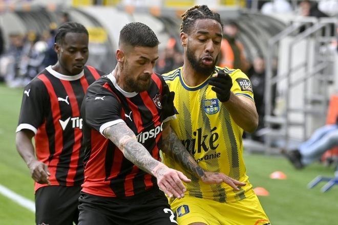 Zľava Kelvin Ofori, Erik Daniel (obajaTrnava) a vpravo Nassim Innocenti (Košice) 6. apríla 2025.